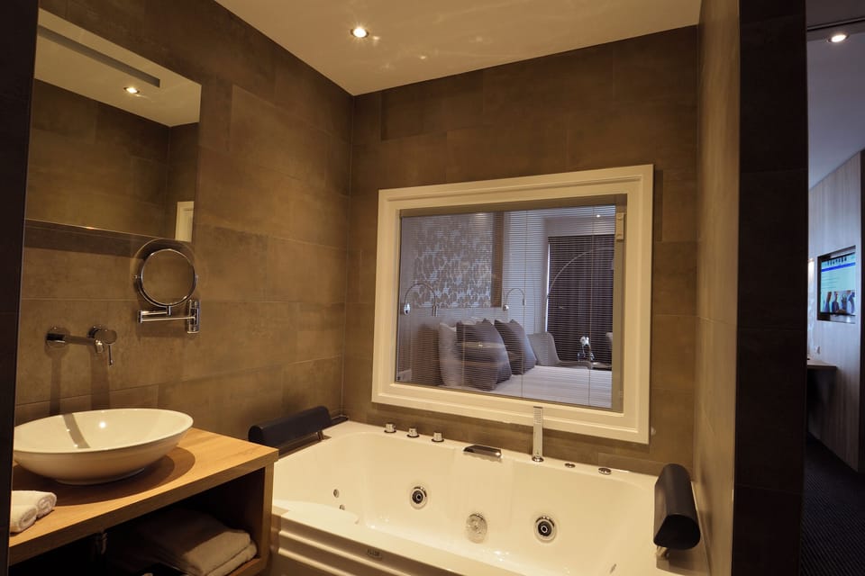 Junior Suite, Non Smoking, Air conditioning | Bathroom | Shower, hair dryer, towels, soap