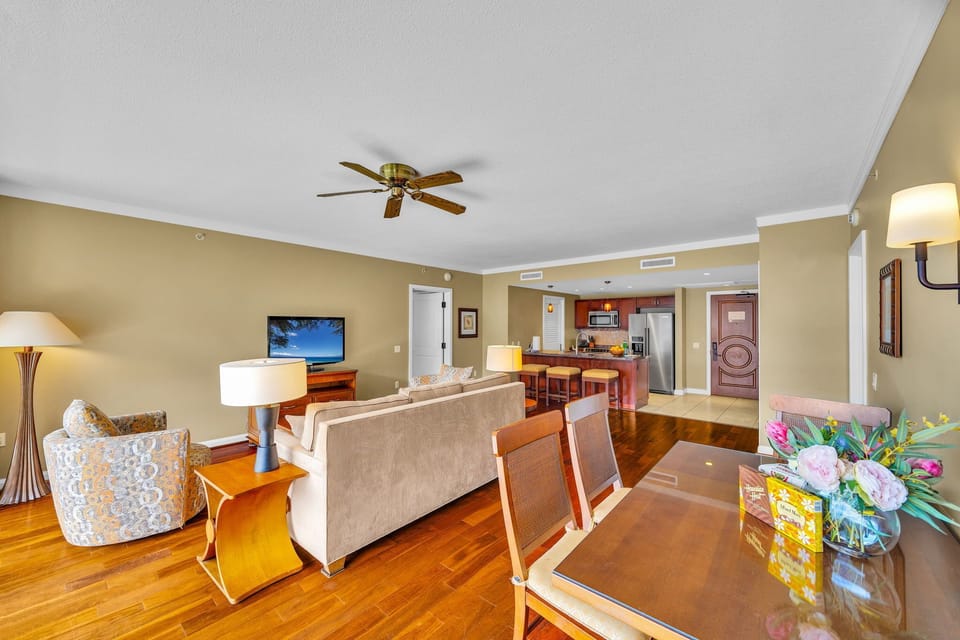 Spacious living area filled with sunshine and good vibes HKK-445
