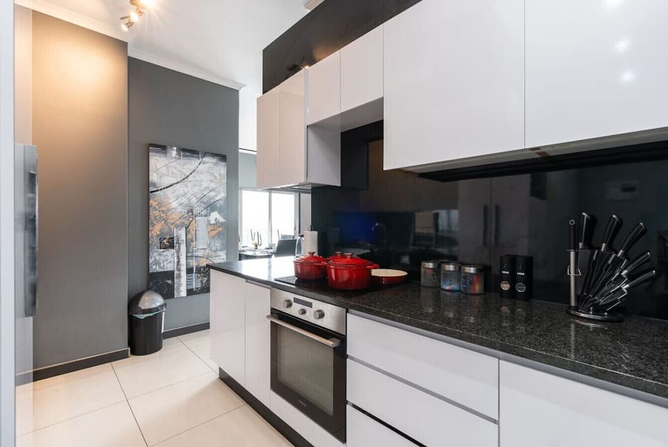 Gourmet Kitchen: Elevate your cooking experience in a sleek, modern kitchen featuring high-quality appliances and stylish design, creating an inspiring space for effortless meal preparation.