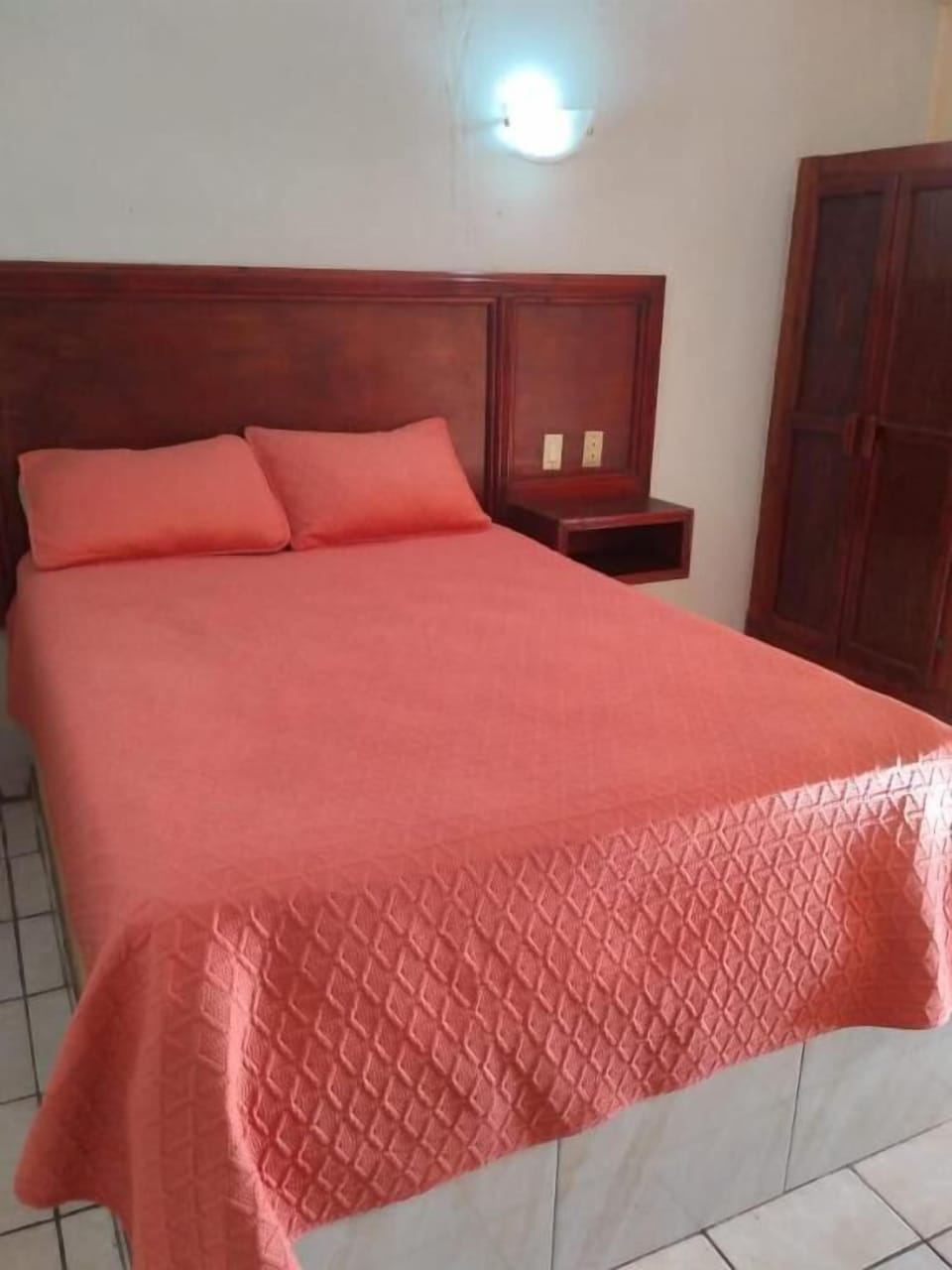 Single Room | Laptop workspace, free WiFi