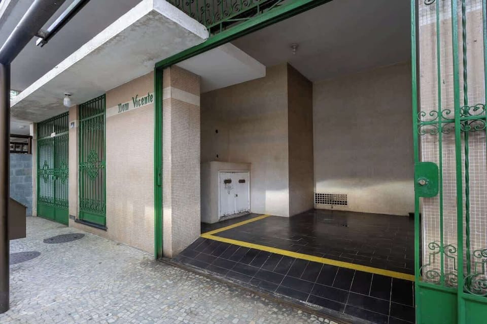 Espaco de garagem exclusivo para carros compactos (ex. Gol, fiat uno, Smart).