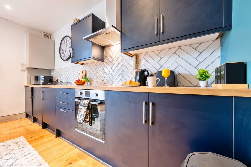 Apartment | Private kitchen | Full-size fridge, microwave, oven, stovetop