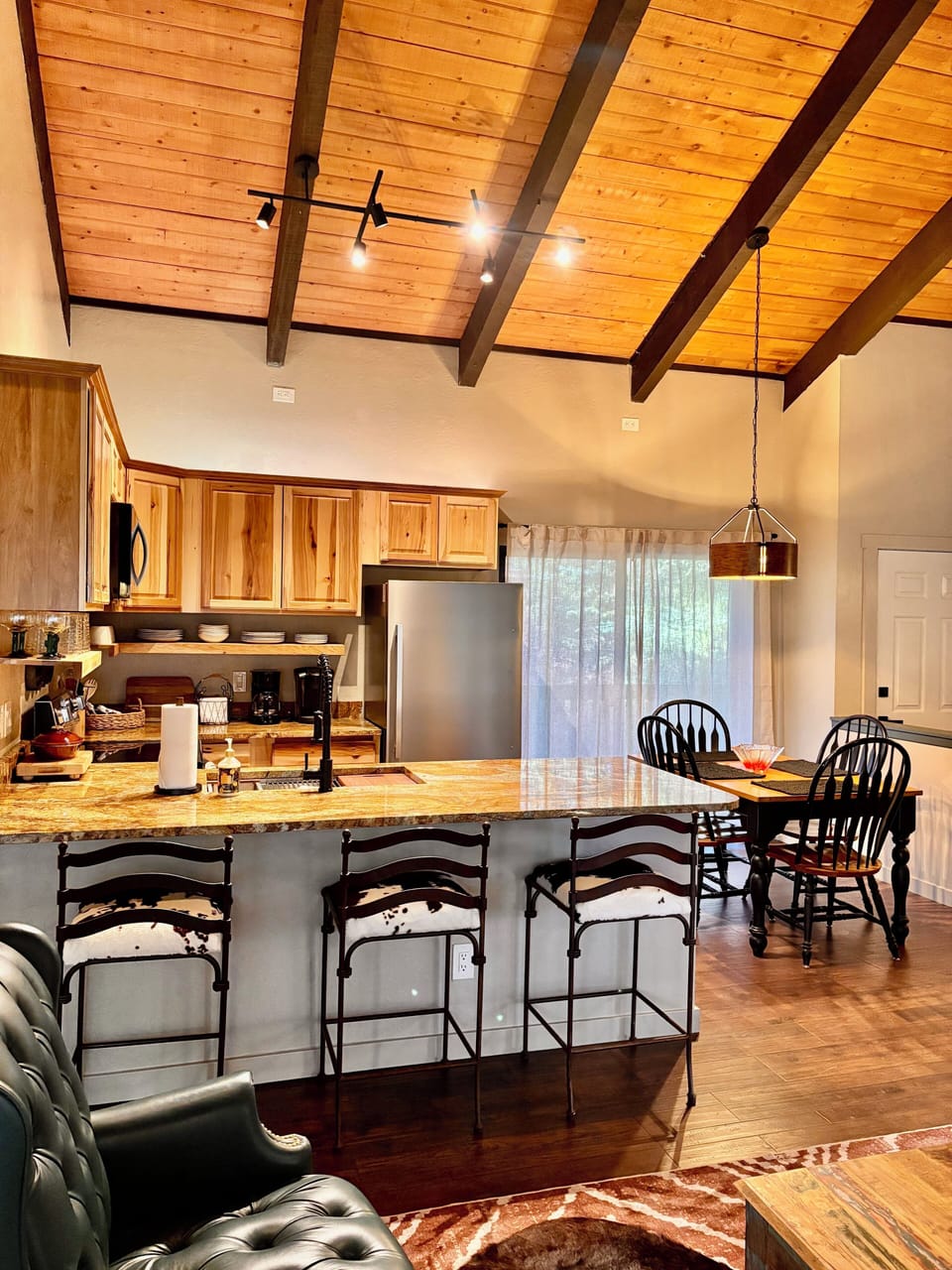 Kitchen & dining