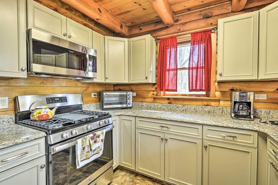 The stainless steel appliances and fully-stocked cooking amenities complete the space!