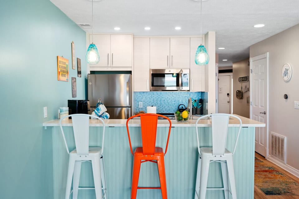 Start your morning in this vibrant, coastal-inspired kitchen. ☕️🍳