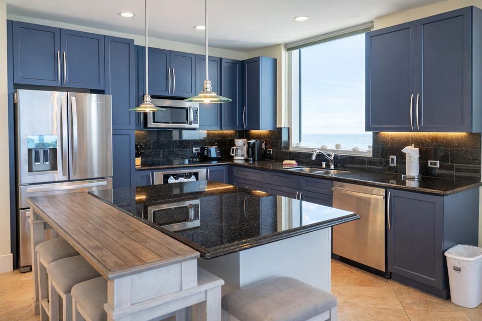 Modern Oceanview Kitchen with Island & Stainless Appliances – Bright, Stylish, and Fully Equipped for Your Stay