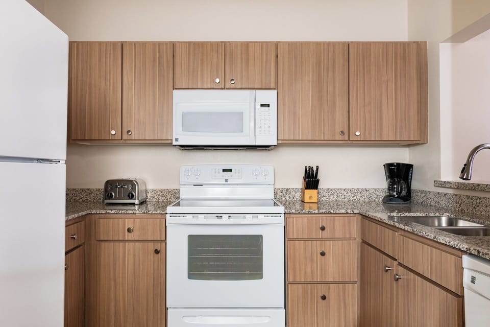 Full-size fridge, microwave, oven, stovetop