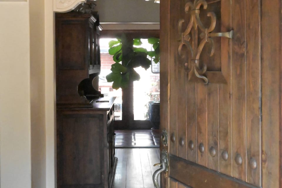 Welcome to the Poolside Manor of the Valley. Main Entrance w Self Check In