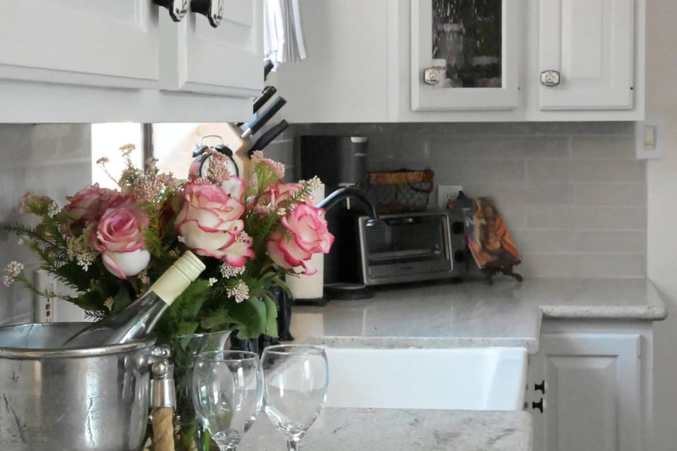 Fully Stocked Kitchen w Refrigerator, Electric Stove/Oven, Dishwasher, Microwave, Coffee, Blender