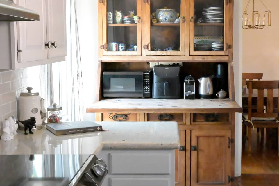 Modern Kitchen w Full Amenities Stove/Oven, Microwave, Coffee Maker, Toaster Oven plus More!