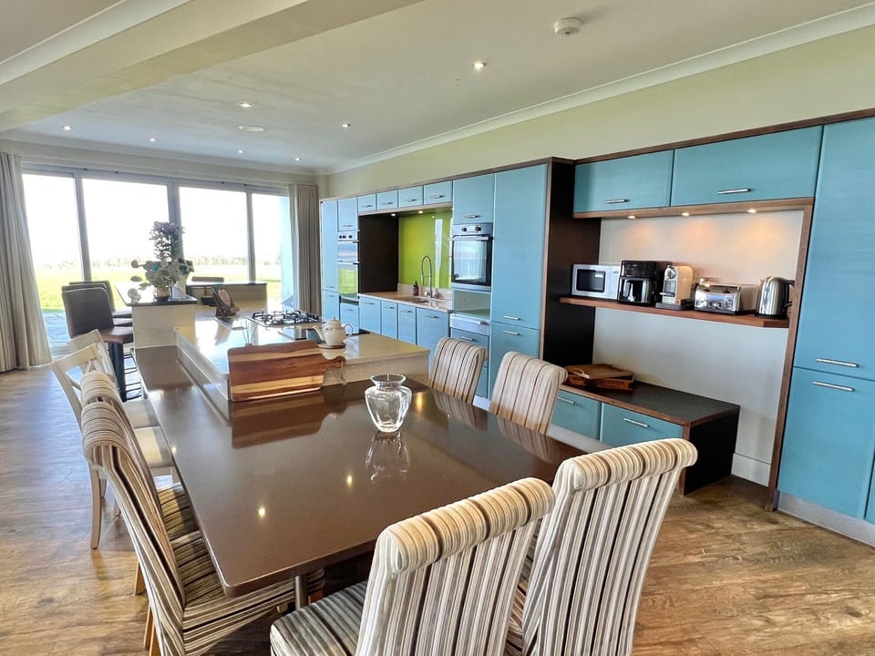 Fully fitted kitchen