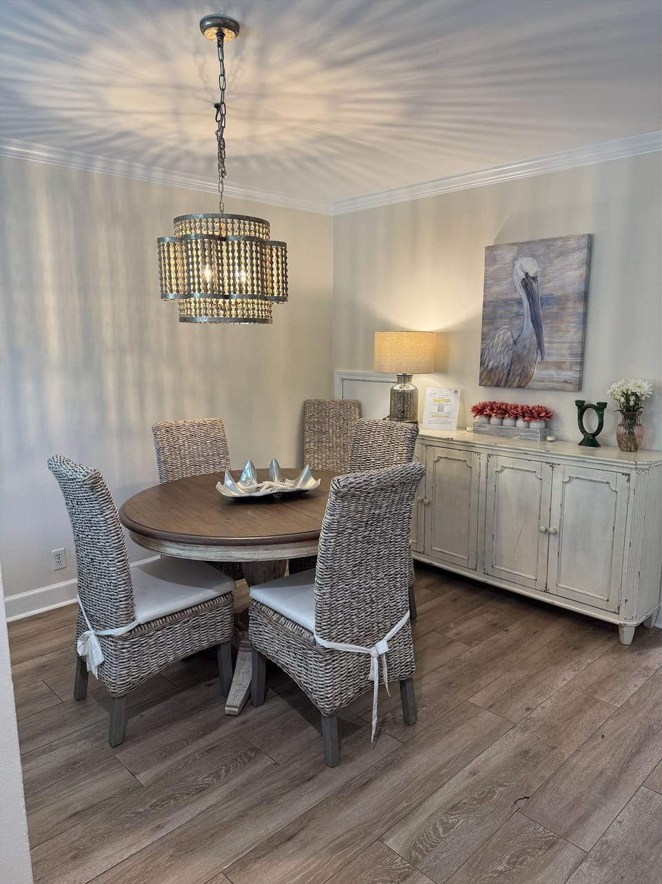 Dining table sits 6