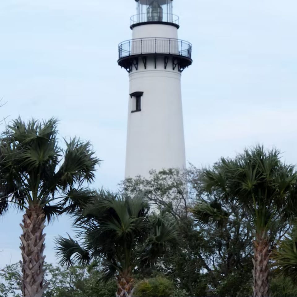 Nearby Lighthouse in village within walking distance