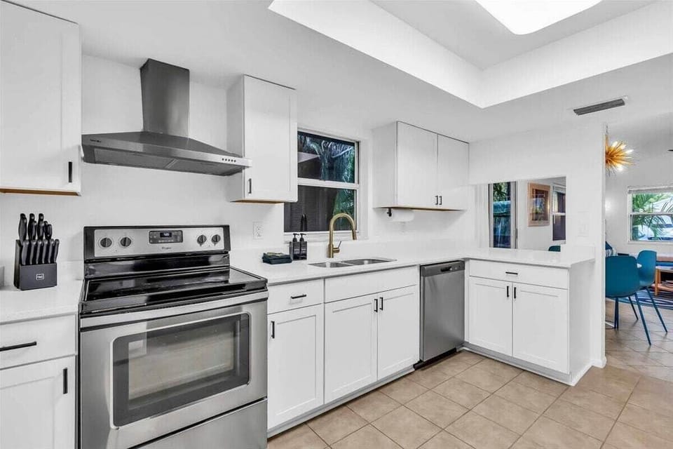 A full-size kitchen providing you with a space to make all your meals so you can have homestyle cooking!