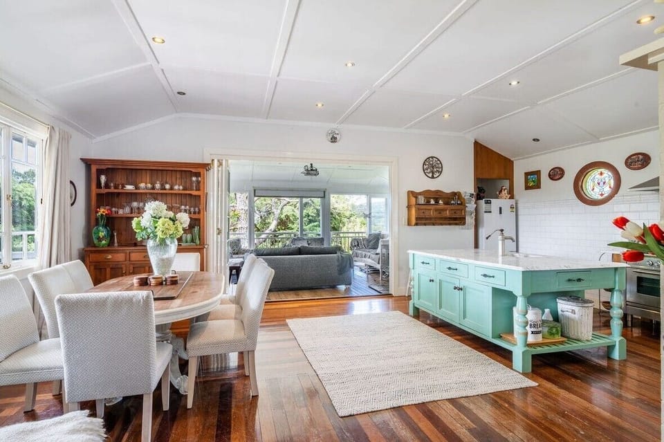 Large chefs kitchen and dining area - perfect for entertaining large groups
