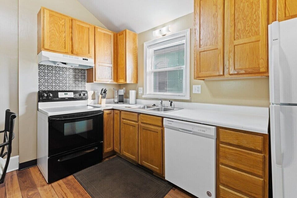 House, Private Bathroom (Big Yellow) | Shared kitchen