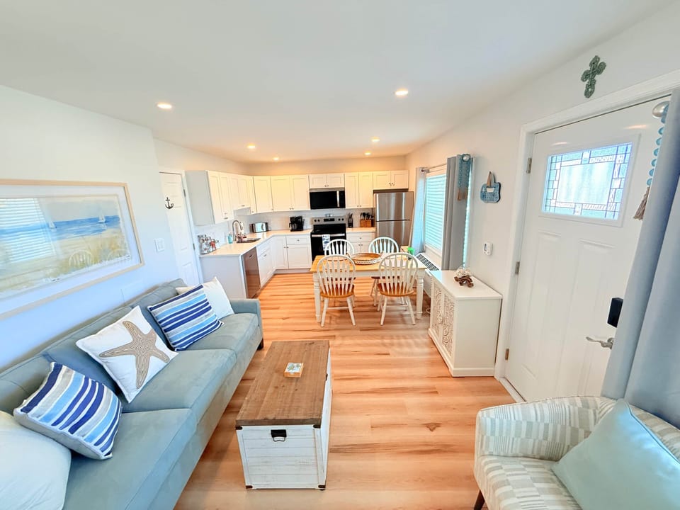 Full Kitchen with everything you need. Also equipped with Dishwasher. 