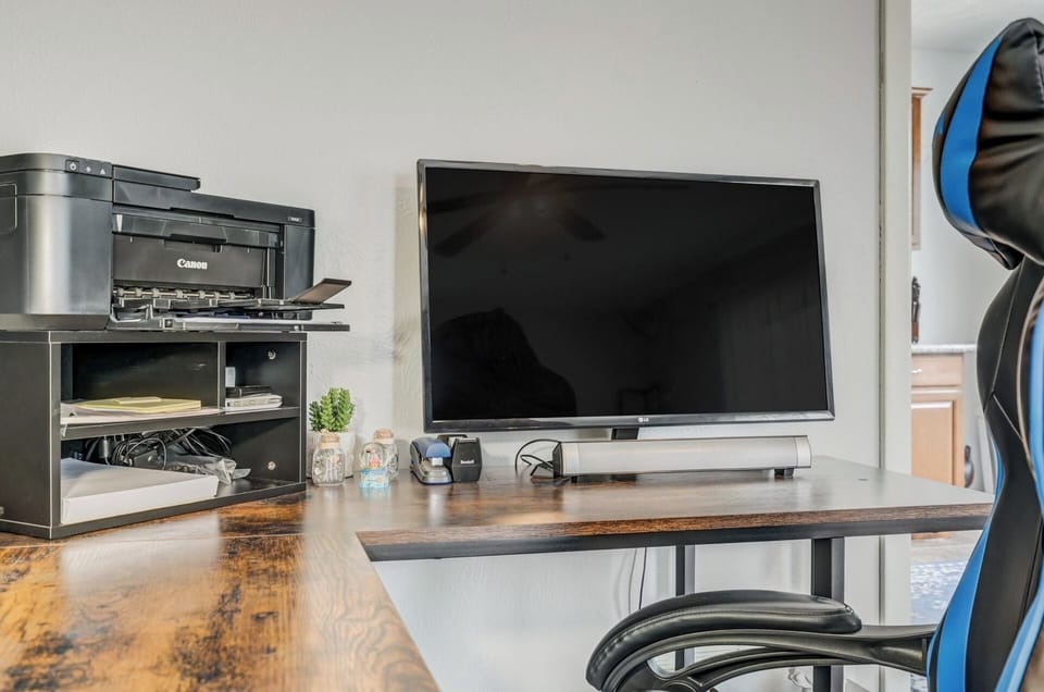 Basic Room | Living area | Computer monitors, printers