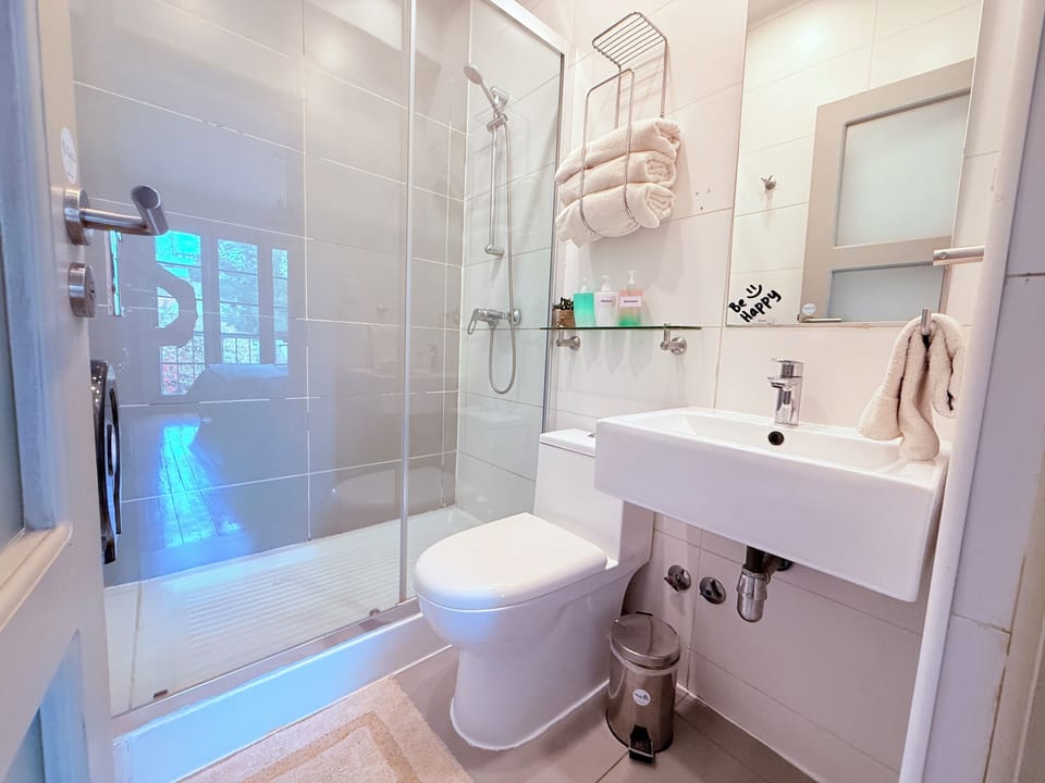 Comfort Triple Room, Private Bathroom, Courtyard View | Bathroom