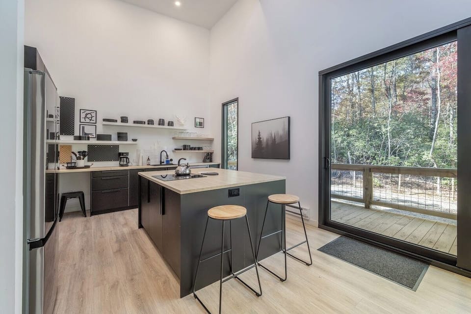 Spacious and Modern Kitchen