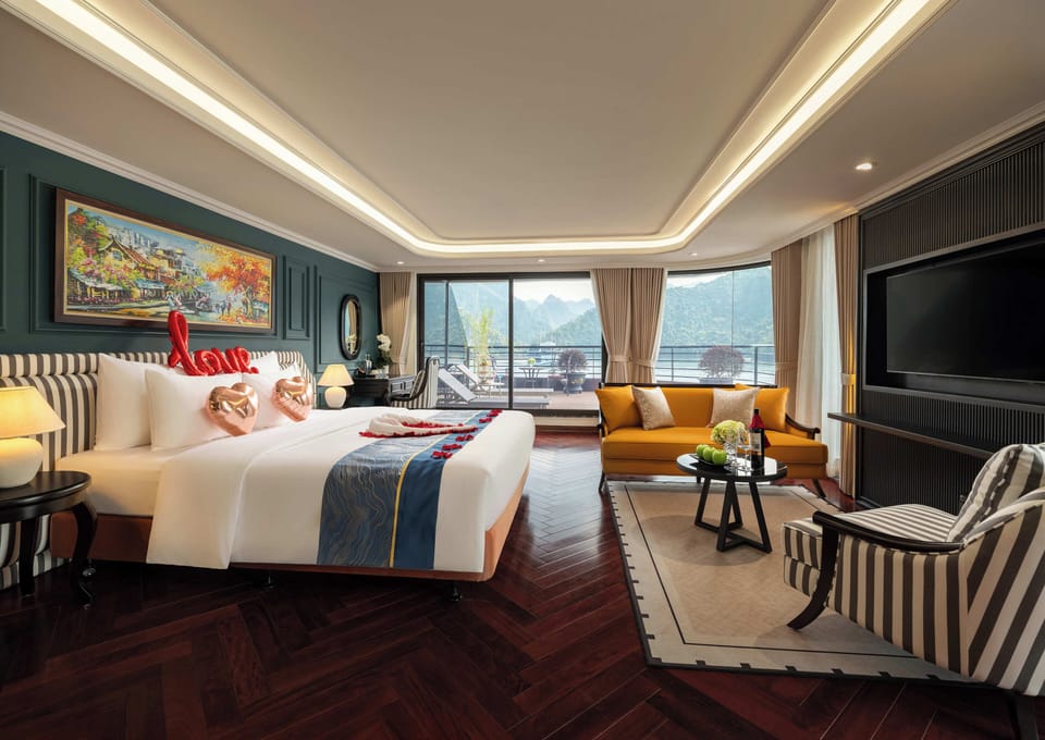 Lan Ha Suite with Private Terrace & Bathtub and Starlink Internet Access | Minibar, desk, laptop workspace, soundproofing