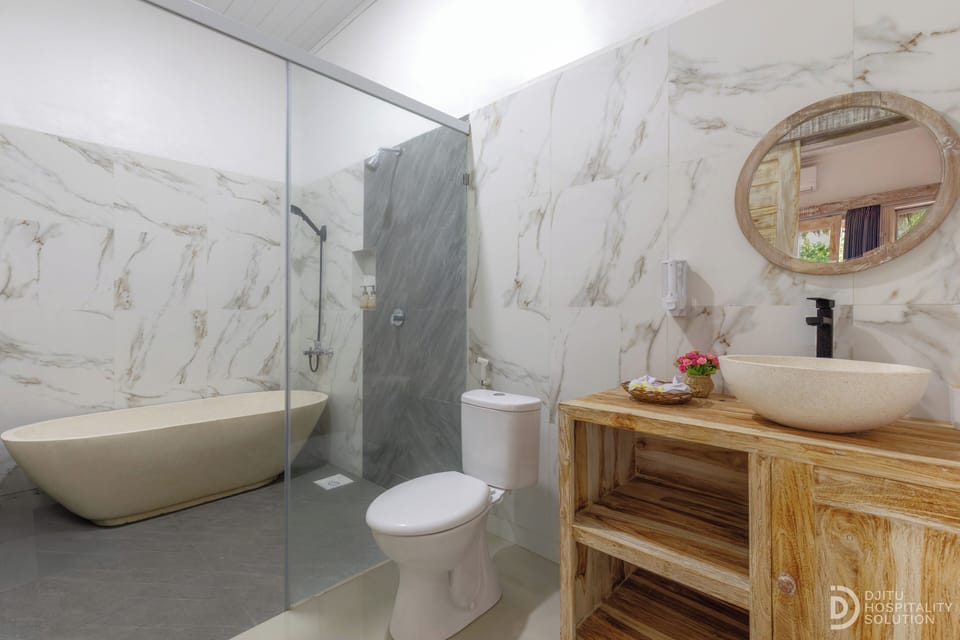 Deluxe Double Room, Patio, Sea View | Bathroom