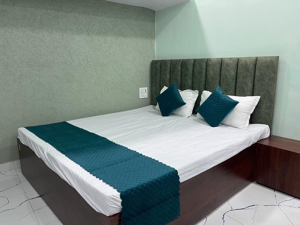 Family Double Room, City View | Desk, laptop workspace, free WiFi