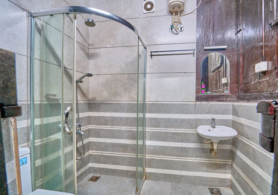 Standard Room | Bathroom | Shower, free toiletries, bidet, towels