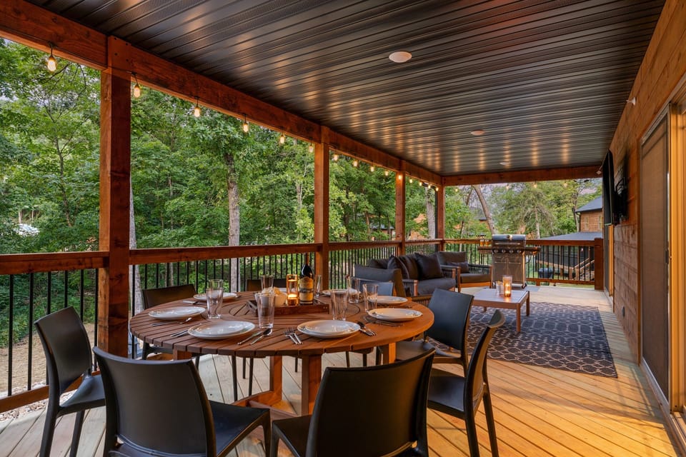 Fire up the grill, sip a drink, and relax in style. This cozy outdoor space is ideal for casual hangouts after a round at Top of the Rock or a concert at Thunder Ridge.