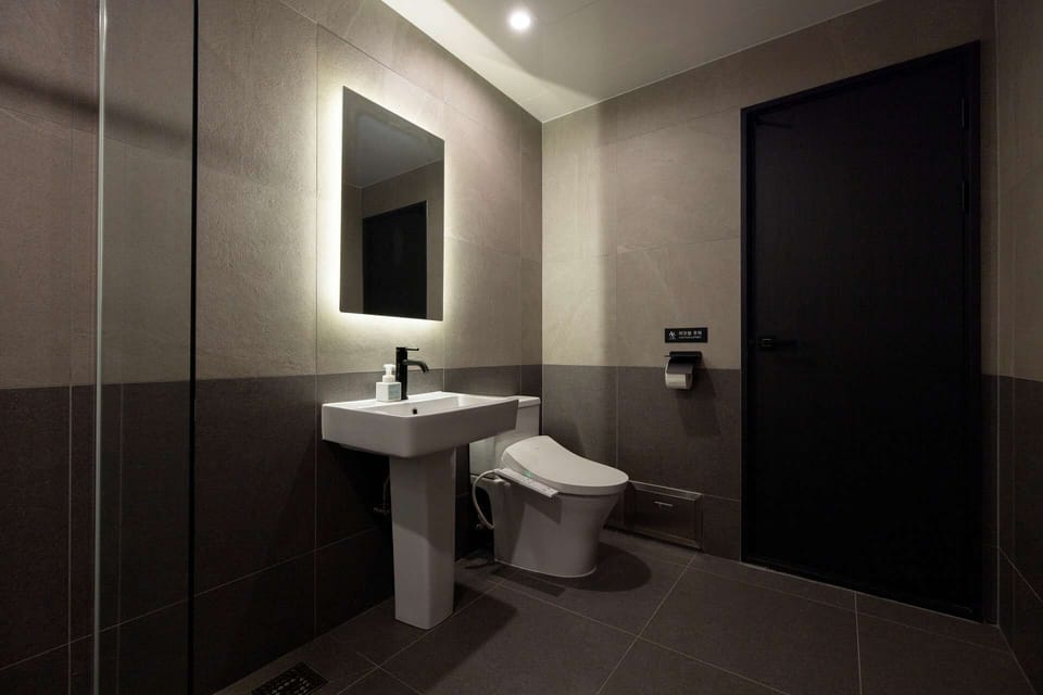 Signature Twin Room | Bathroom | Hair dryer, towels, soap, shampoo