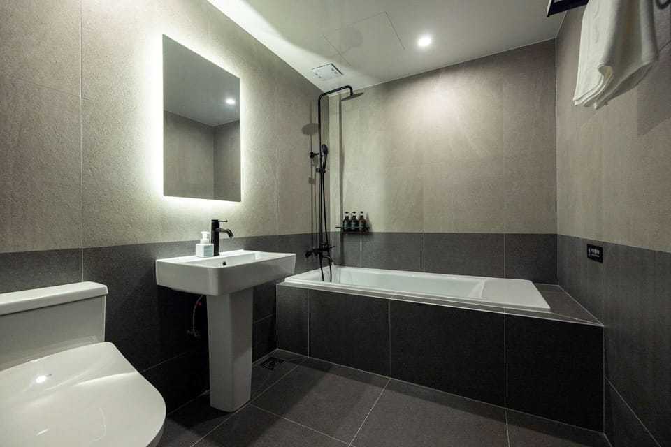 Dado (Tea ceremony) | Bathroom | Hair dryer, towels, soap, shampoo