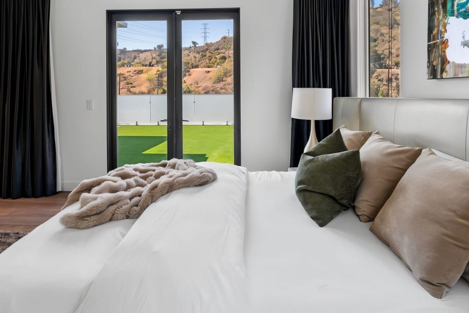Bright, open,  access to balcony and great for couples or long stays