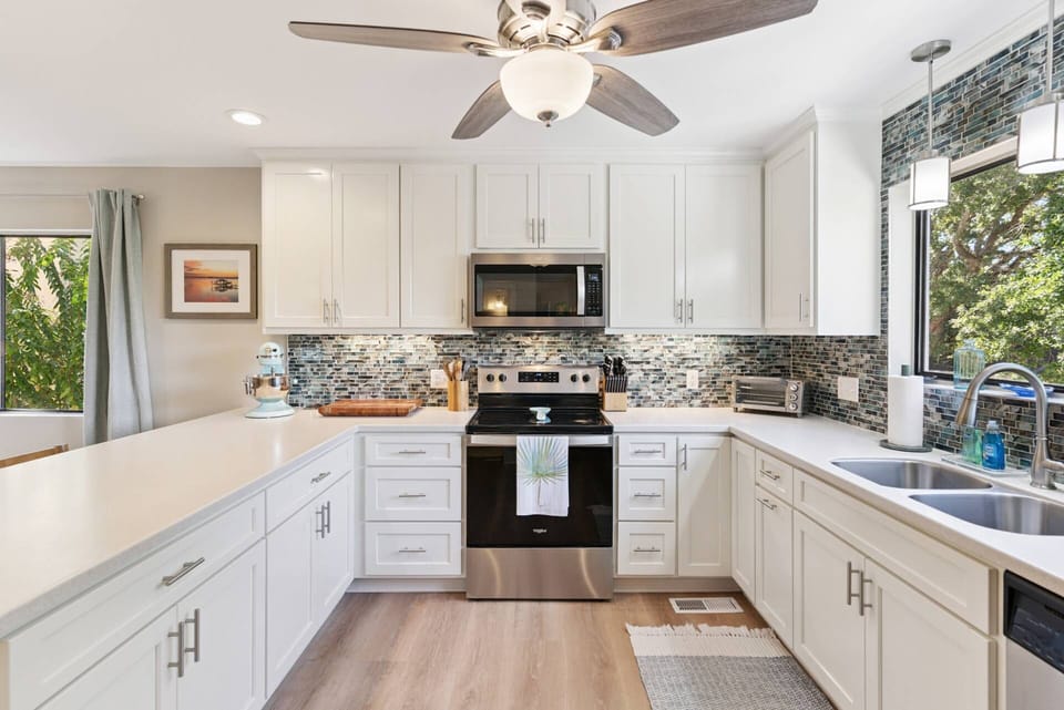 No need for take-out with a kitchen like this!