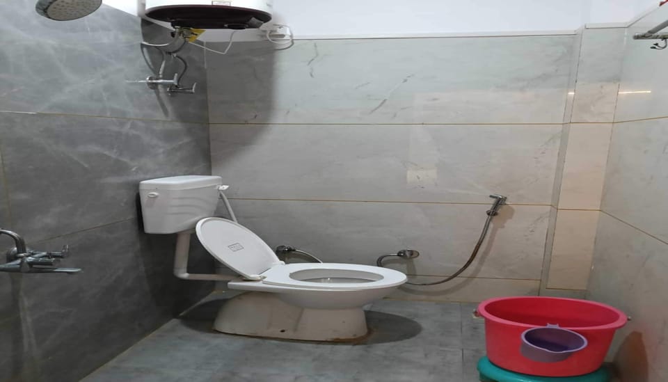 Double Room | Bathroom | Shower, towels, soap, shampoo