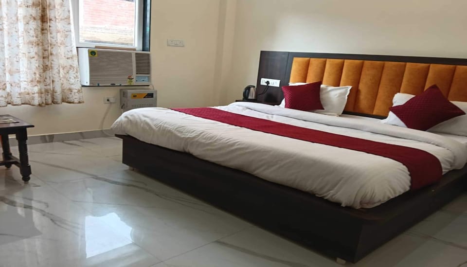 Double Room | Desk, free WiFi, bed sheets
