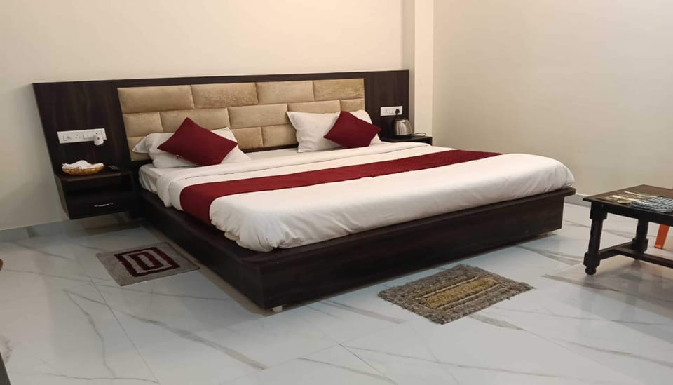 Double Room | Desk, free WiFi, bed sheets