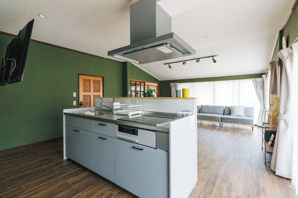 Family House, 4 Bedrooms, Non Smoking | Private kitchen | Fridge, microwave, oven, stovetop
