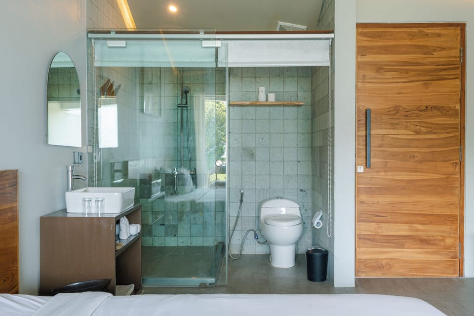 Deluxe Double or Twin Room, Garden View | Bathroom | Separate tub and shower, deep soaking tub, rainfall showerhead