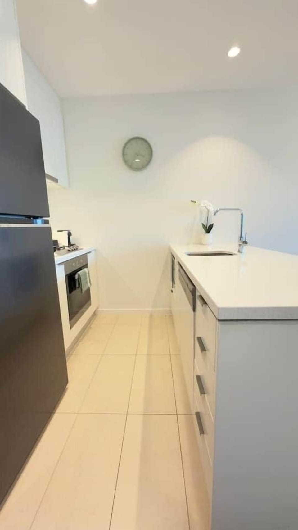 Kitchen, equipped with a dishwasher, oven, gas cook top, kettle, toaster and  coffee machine