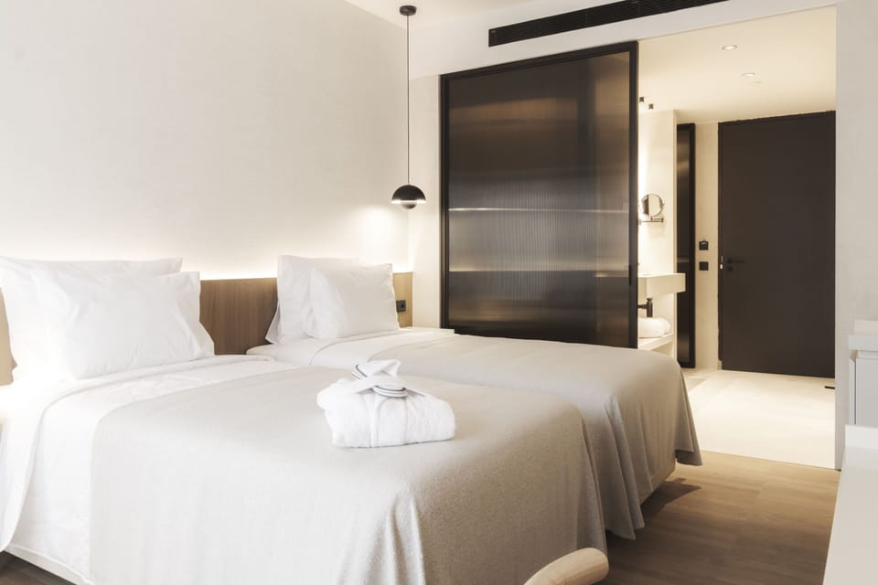 Standard Room | Minibar, in-room safe, desk, laptop workspace