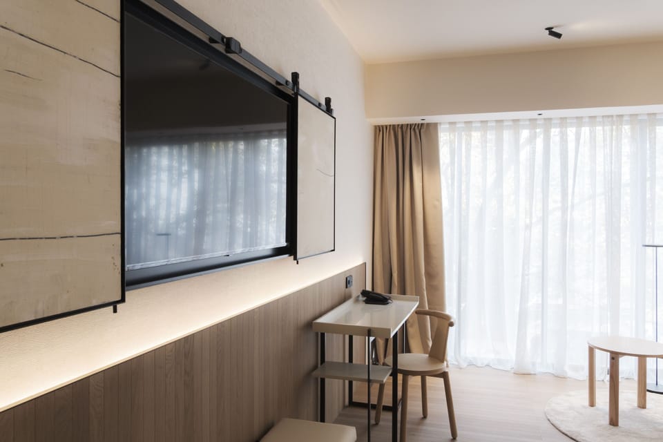Premium Room | Minibar, in-room safe, desk, laptop workspace