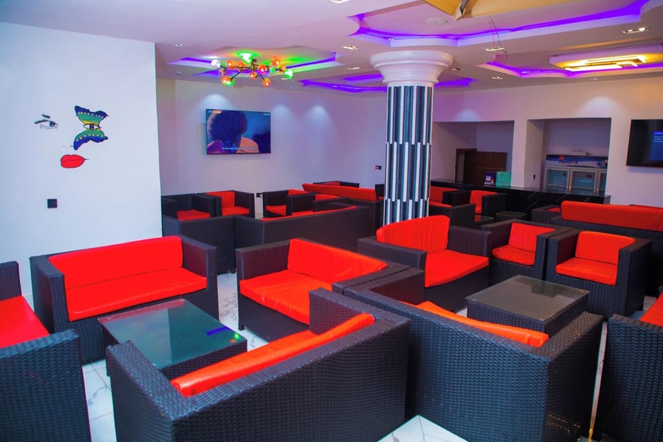 11 bars/lounges