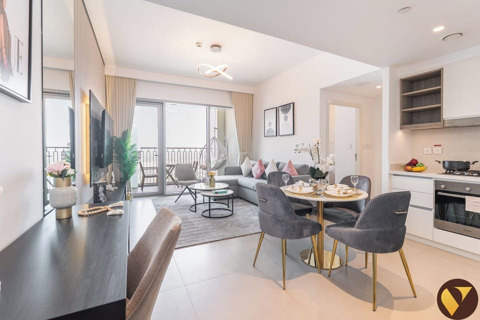 Luxury Apartment, Balcony, City View | In-room dining