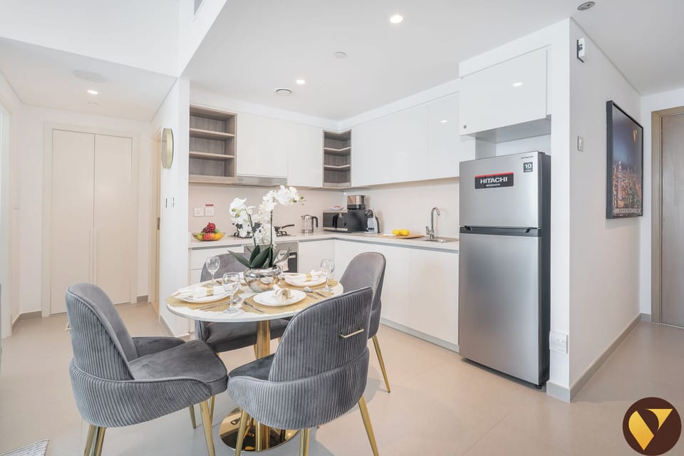 Luxury Apartment, Balcony, City View | In-room dining