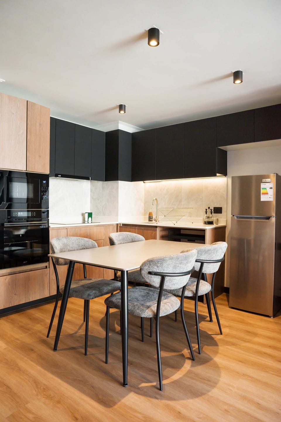 Modern kitchen with stylish dining area, ideal for intimate meals and gatherings.