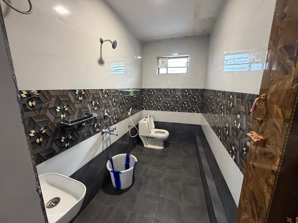Deluxe Double Room | Bathroom | Free toiletries, towels, soap, shampoo