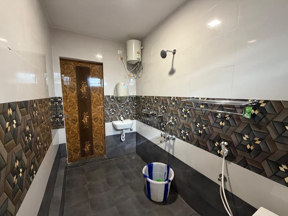 Deluxe Double Room | Bathroom | Free toiletries, towels, soap, shampoo