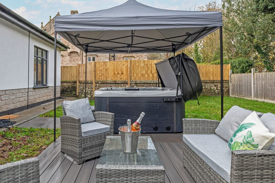 Luxury Cottage, 2 Bedrooms, Non Smoking, Garden View | Private spa tub