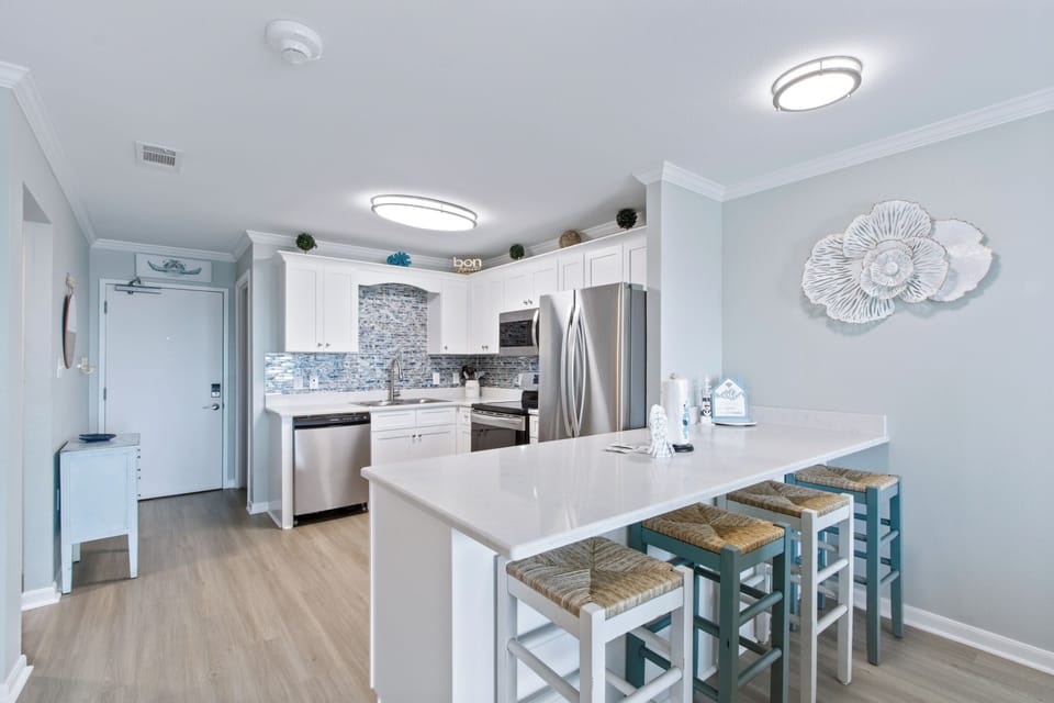 Signature Condo, 2 Bedrooms, Kitchen, Beach View | In-room dining