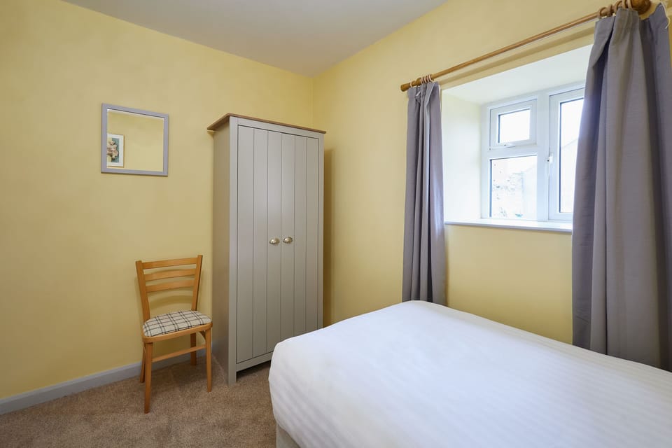 House | 3 bedrooms, desk